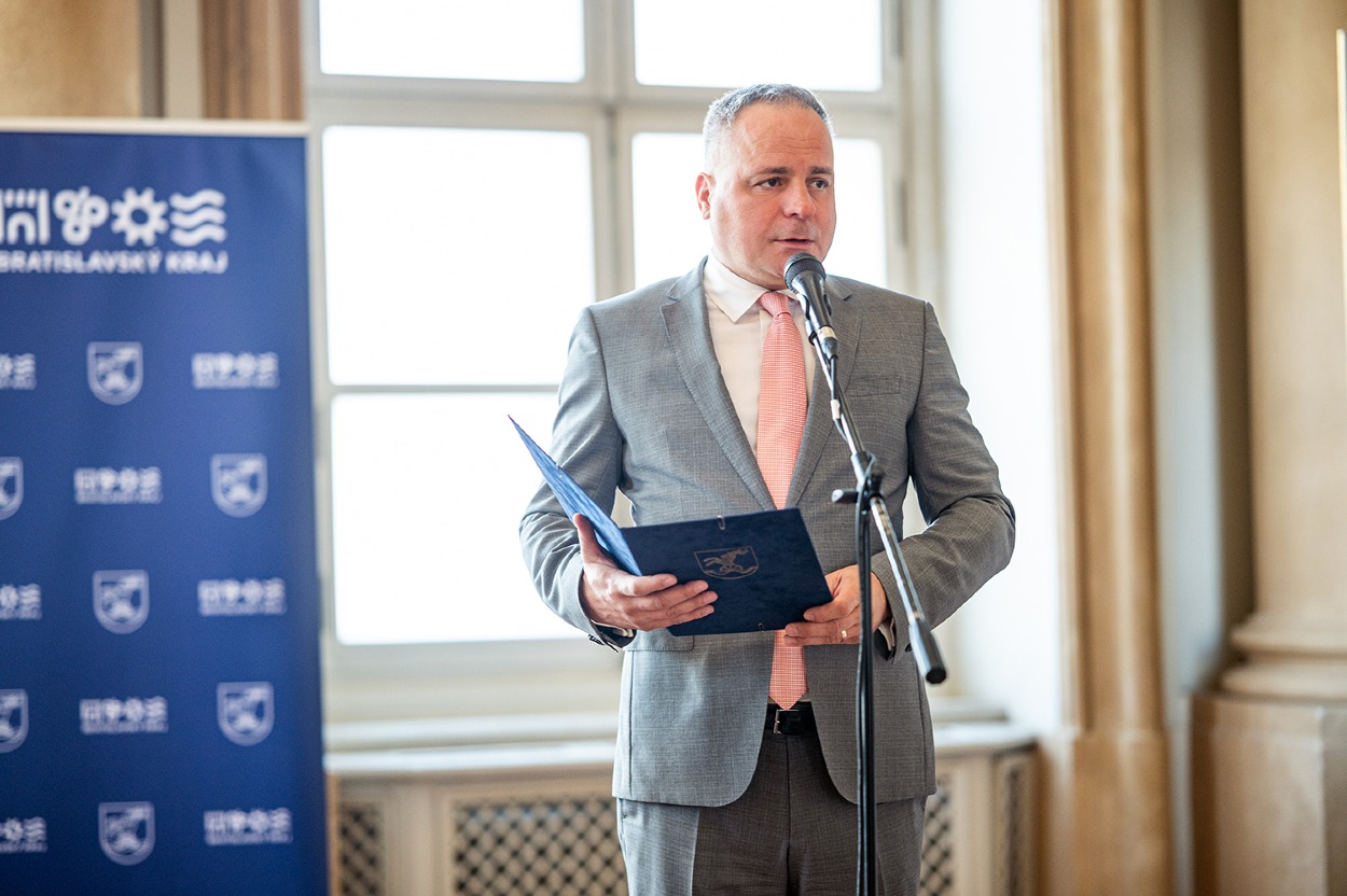 Juraj Droba na slávnostnom odovzdávaní ocenení pre pedagógov Bratislavského samosprávneho kraja. 