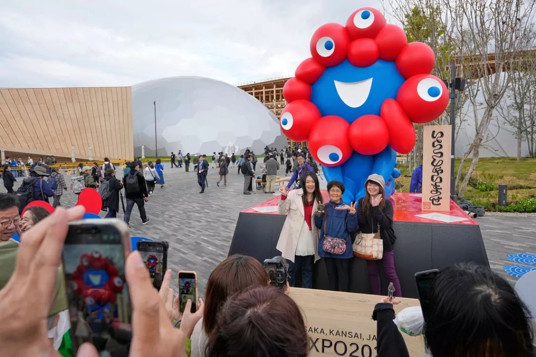 Návštevníci sa fotografujú v deň otvorenia výstavy Osaka Expo 2025 v Osake