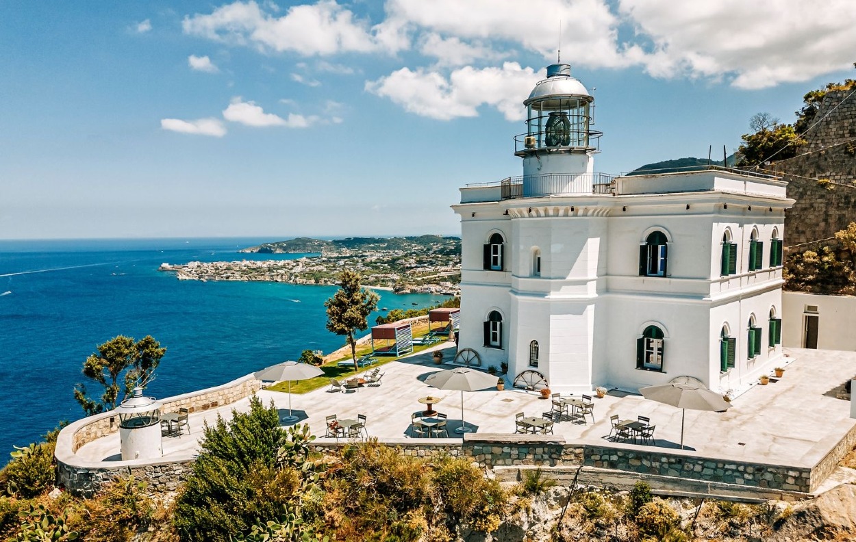 Maják - hotel s reštauráciou Punta Imperatore na ostrove Ischia.