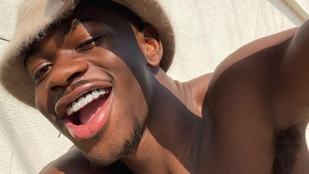 Lil Nas X sa naopak nebojí preháňať a na svoje zuby si nechal aplikovať celý rad farebných kamienkov, čím premenil úsmev na šperk v doslovnom zmysle.