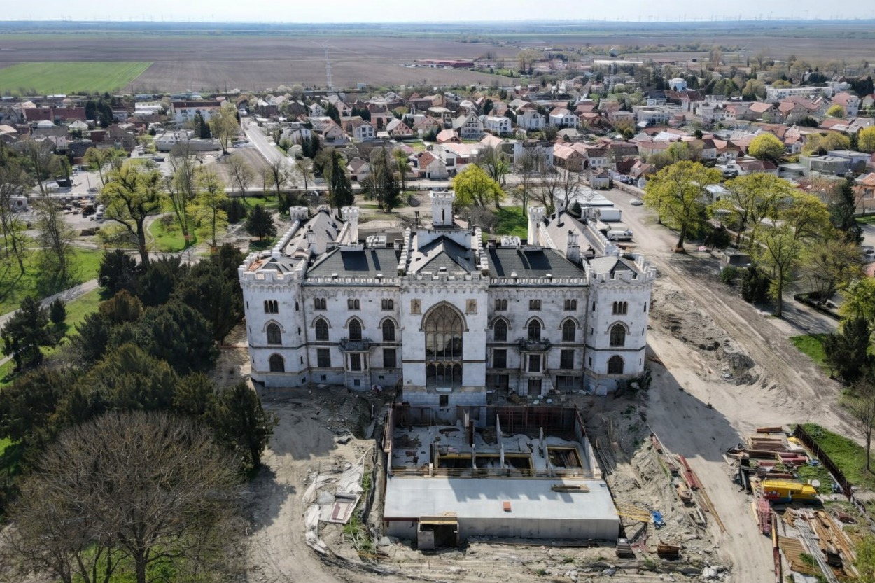 Rusovský kaštieľ ožíva! Pod zemou rastú nové chodby, nad zemou miznú