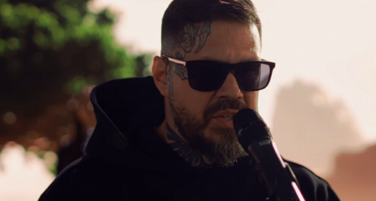 Momo šokoval fanúšikov: Z tvrdého rapera sa stal hlas viery. Nový