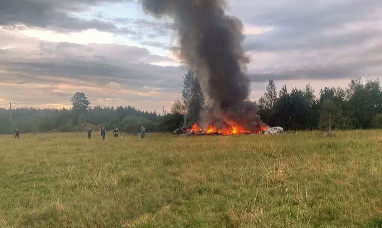 Trosky zostreleného lietadla, v ktorom sa údajne nachádzal aj bývalý šéf vagnerovcov Jevgenij Prigožin.