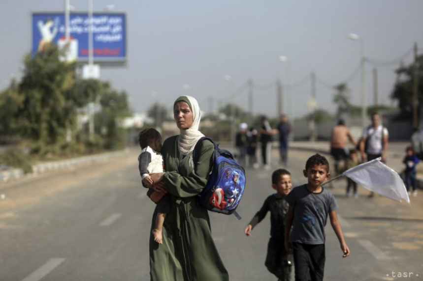 Palestínčania utekajú z mesta Gaza do južnej časti pásma Gazy 7. novembra 2023.