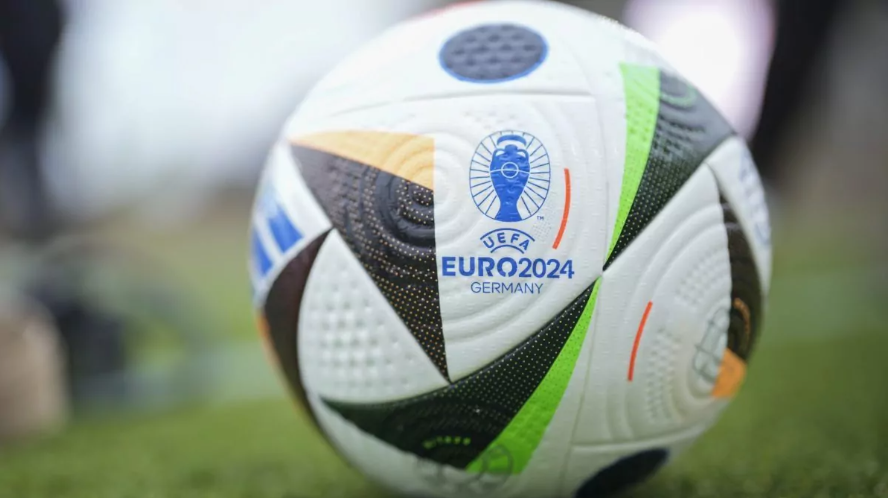 Futbalová lopta, s ktorou sa bude hrať na tohtoročných majstrovstvách Európy v Nemecku.