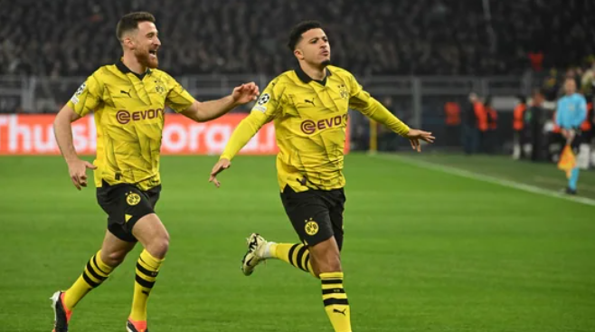 Anglický stredopoliar Borussie Dortmund Jadon Sancho (R) oslavuje po strelení úvodného gólu 1:0.