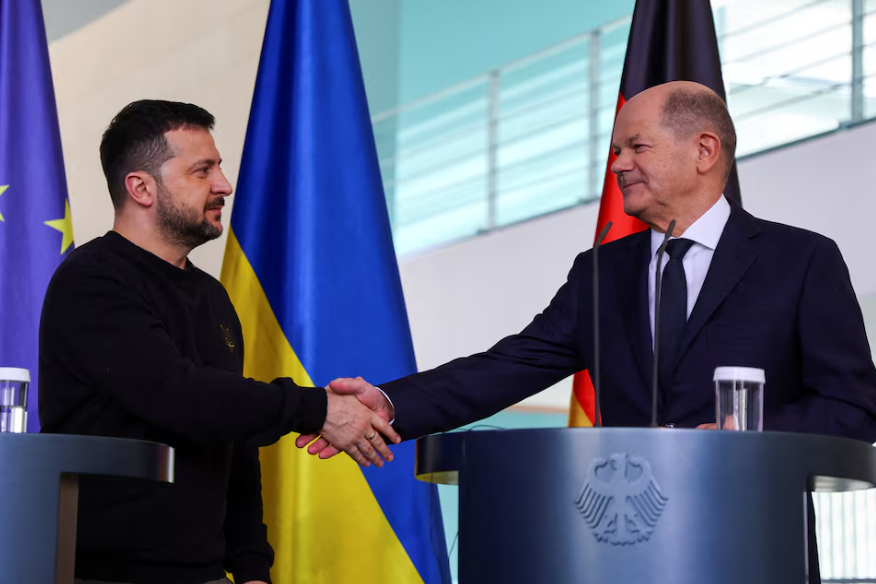 Nemecký kancelár Olaf Scholz a ukrajinský prezident Volodymyr Zelenskyj si podávajú ruky na tlačovej konferencii v Berlíne, 16. februára 2024.