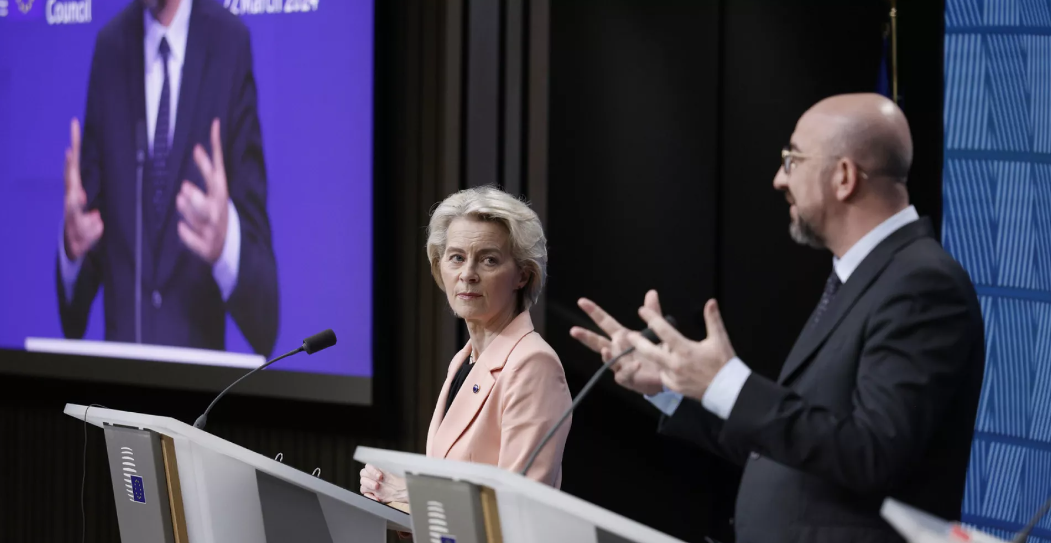 Predseda Európskej rady Charles Michel a predsedníčka Európskej komisie Ursula von der Leyenová vystúpili na mediálnej konferencii na samite EÚ v Bruseli 21. marca 2024.