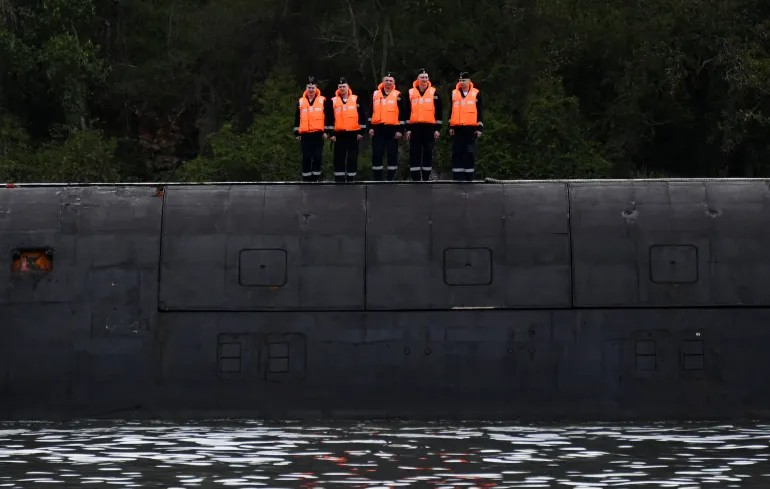 Ruská námorná pechota stojí na stráži nad ruskou jadrovou ponorkou Kazaň v havanskom prístave 