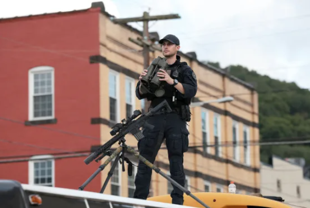 Agent tajnej služby stojí na stráži, keď bývalý prezident Donald Trump navštívil v pondelok obchod Sprankle's Neighborhood Market v meste Kittanning v štáte Pensylvánia.