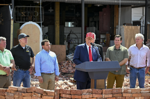 Bývalý americký prezident Donald Trump hovorí s novinármi po búrke Helene vo Valdoste v štáte Georgia 30. septembra 2024.