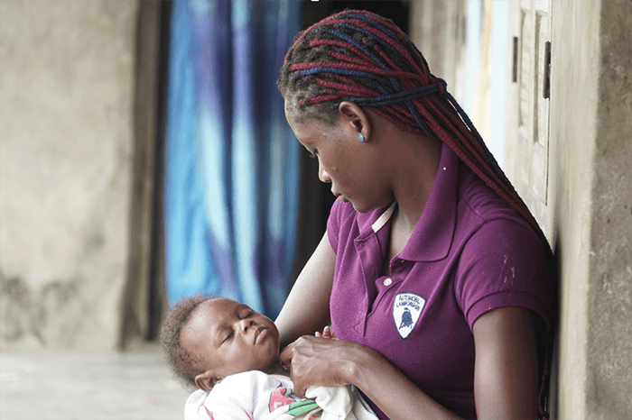 V nigérijskom štáte Bayelsa sa povedomie o HIV a AIDS zlepšuje, ale mnohí ľudia vrátane tehotných žien stále váhajú s testovaním. Tie tvoria kritickú skupinu obyvateľstva, pretože správny zásah môže často zabrániť prenosu vírusu HIV z HIV pozitívnej matky na jej nenarodené dieťa.