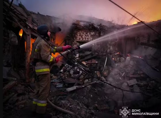 Hasič pracuje na mieste obytného domu zasiahnutého ruským dronom v ukrajinskom meste Mykolajiv 17. novembra 2024. ŠTÁTNA POHOTOVOSTNÁ SLUŽBA UKRAJINY / VIA REUTERS
