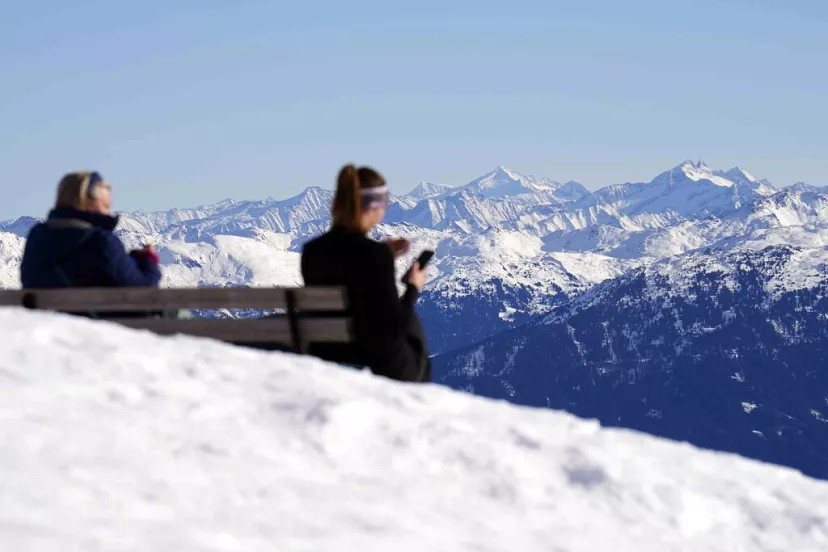 Ľudia si užívajú slnečný deň v blízkosti 2 334 metrov vysokého vrcholu Hafelekar v pohorí "Nordkette" v Innsbrucku v Rakúsku