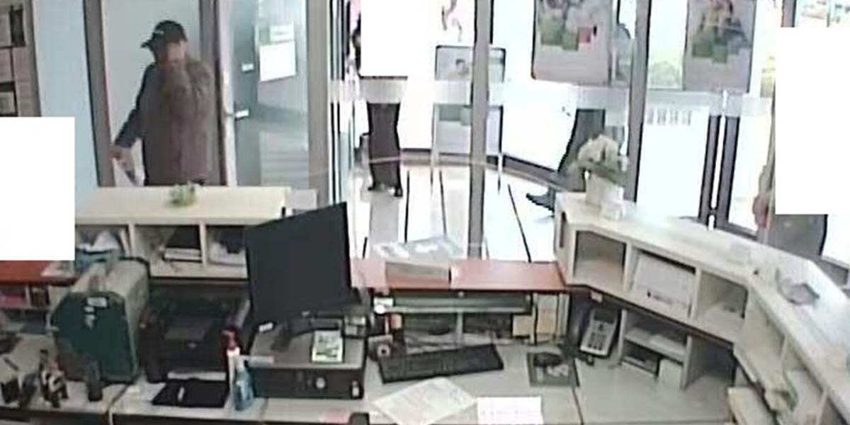 Ozbrojený páchateľ s nožom prepadol banku v Malackách, nedostal nič