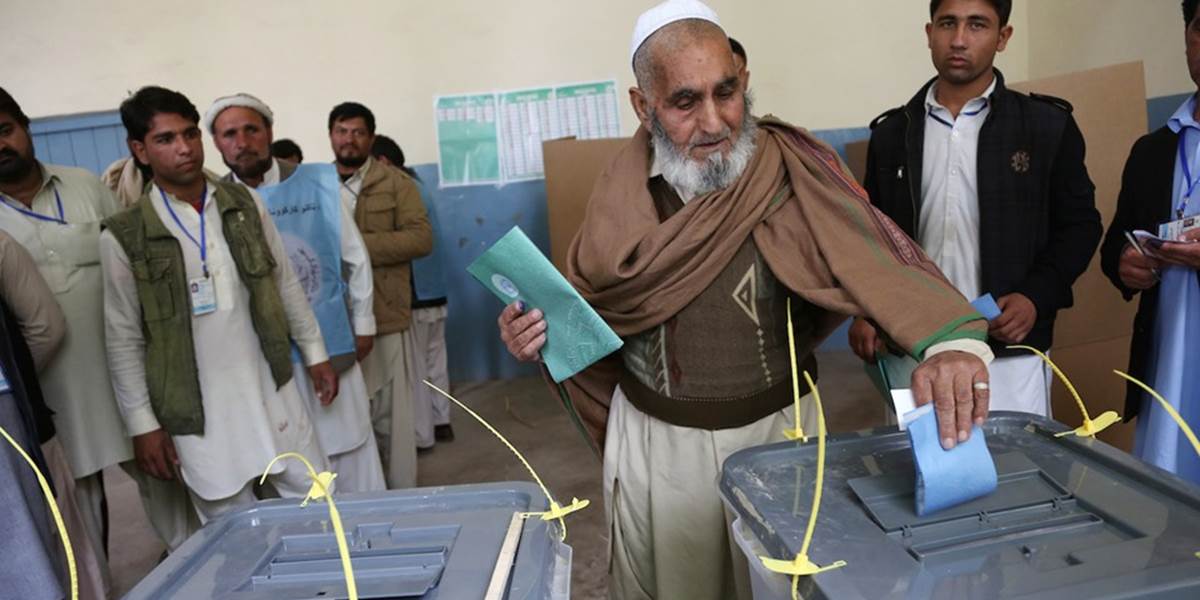 Voľby v Afganistane: Hlásia prvé správy o násilí, telekomunikácie zrušili posielanie SMS