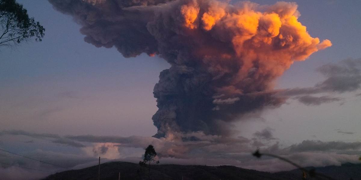 Sopka Tungurahua chrlí popol až do výšky 10 kilometrov