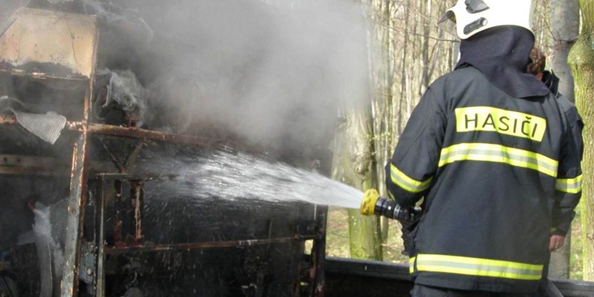 Požiar vagónov pri železničnej stanici v Bratislave: Zasahovalo 11 hasičov