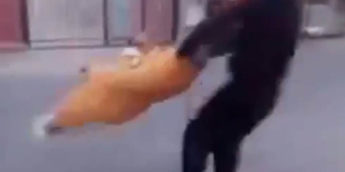 VIDEO Mladíci napadli bezbrannú starenku: Točili ju vo vzduchu ako malé dieťa!