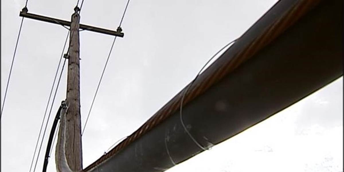 Zlodej ukradol 300 metrov hliníkových káblov z drevených stĺpov