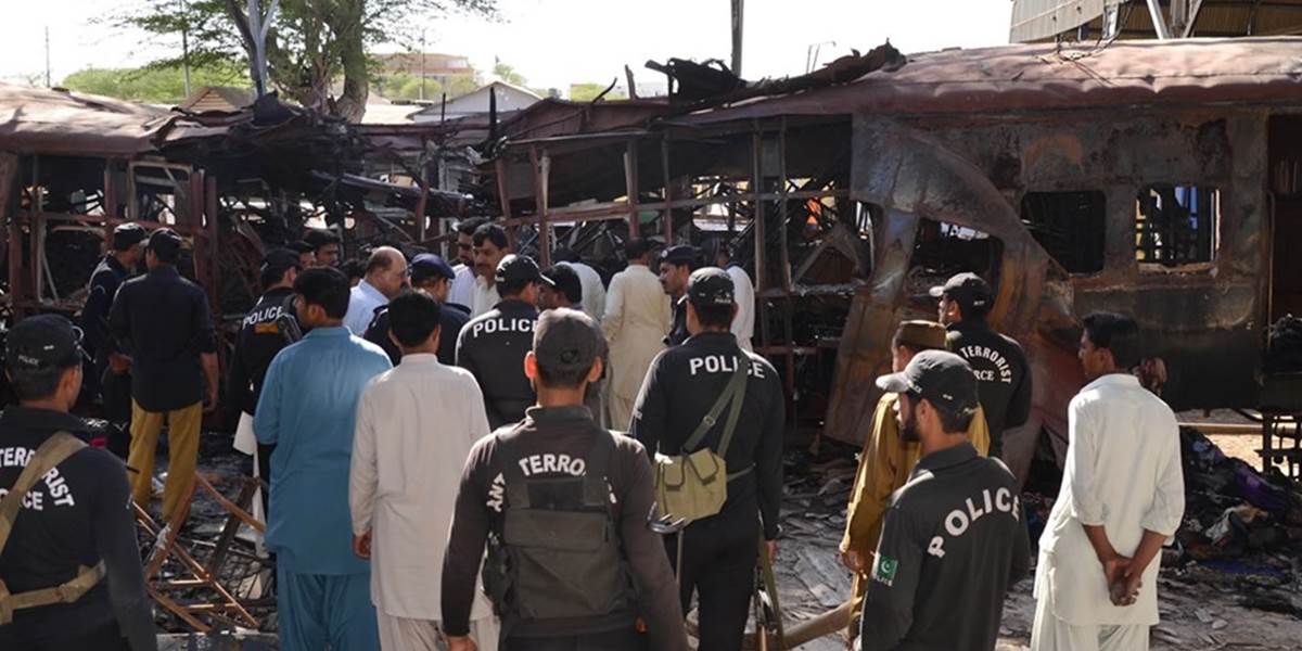 Bomba uložená vo vlaku zabila v Pakistane trinásť ľudí