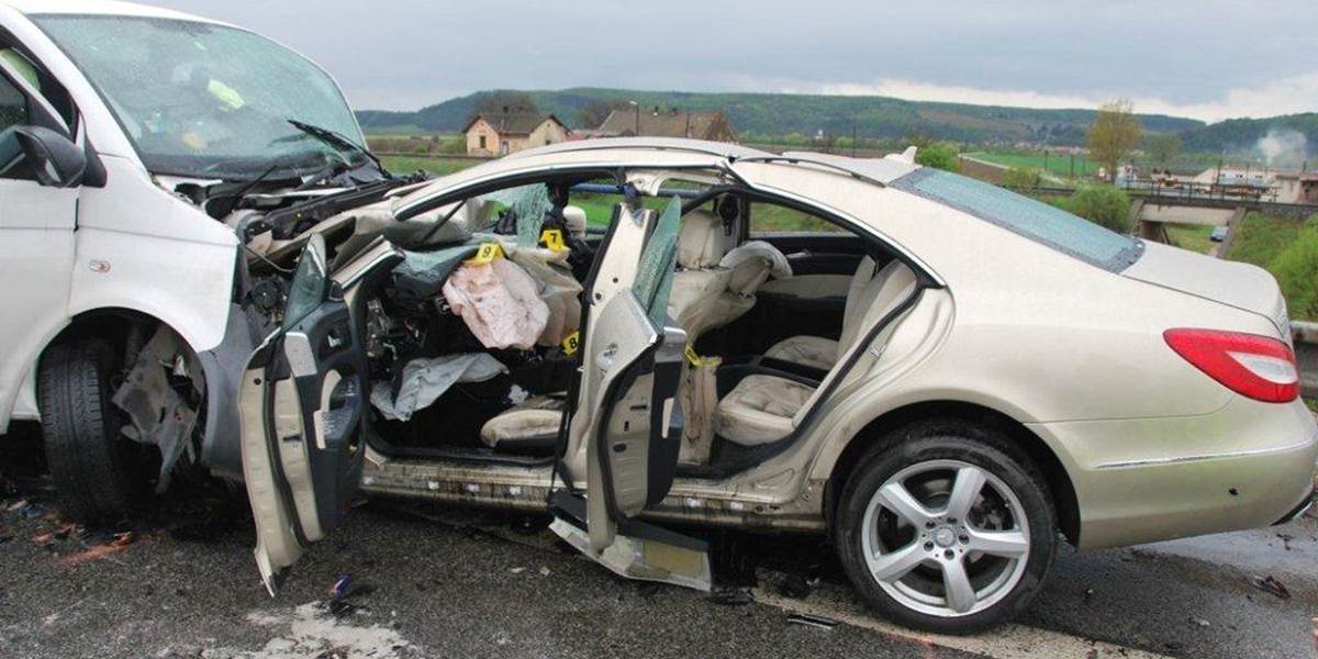 FOTO Tragická nehode pri Tornali: Vodič prešiel do protismeru, jeden mŕtvy a šesť zranených