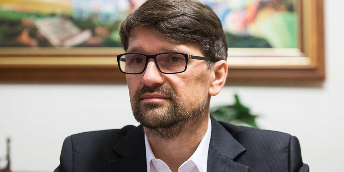 Minister kultúry Maďarič sa vzdá funkcie podpredsedu Smeru