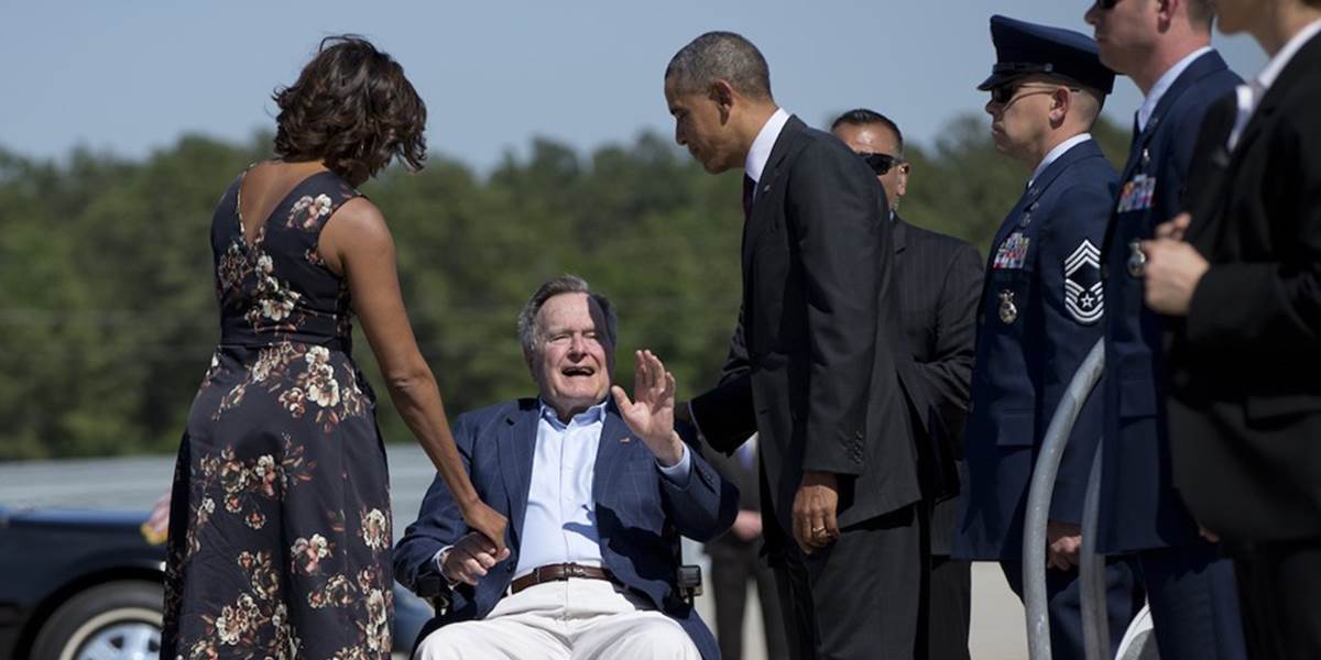 Obamu na letisku v Houstone uvítal exprezident George Bush starší