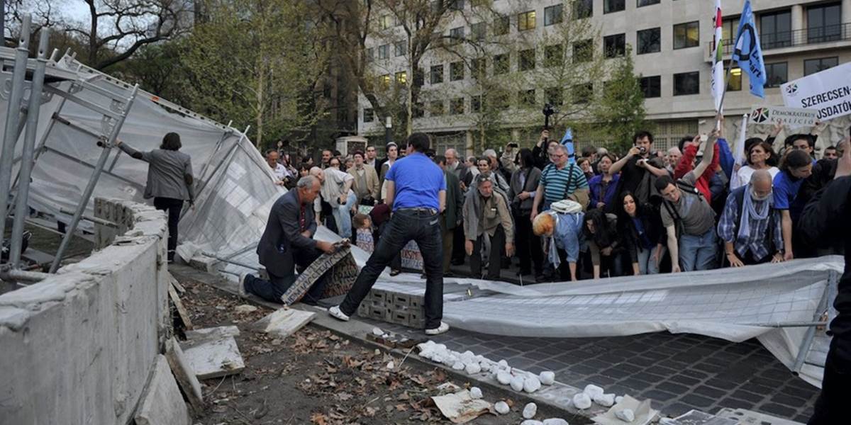 Demonštranti v Budapešti zbúrali zábrany na stavbe pomníka obetiam okupácie Nemcov