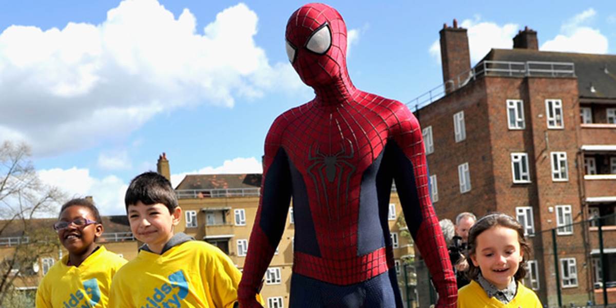 FOTO Andrew Garfield prekvapil detskú družinu ako Spider-Man