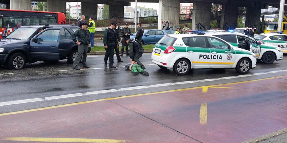 Pouličná streľba v Bratislave: Na Panónskej ceste policajti naháňali unikajúce auto
