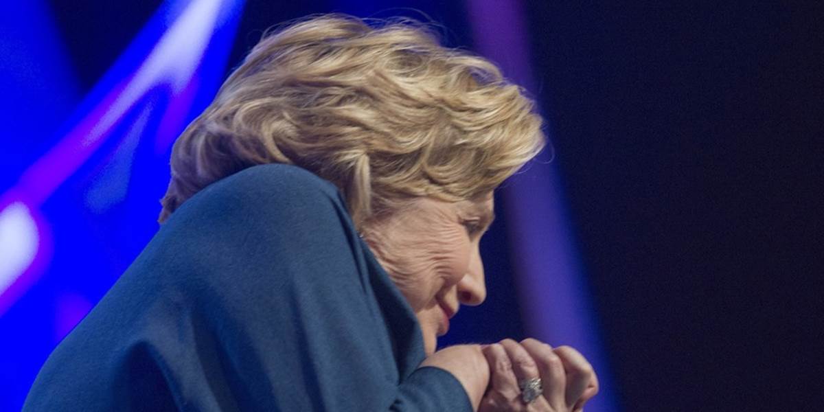 VIDEO Clintonová sa počas prejavu musela uhnúť letiacej topánke!