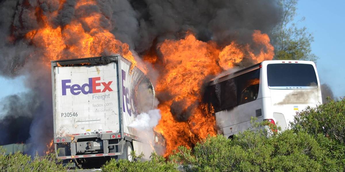Kamión vrazil do autobusu s americkými školákmi: Zomrelo 9 ľudí, 32 zranených