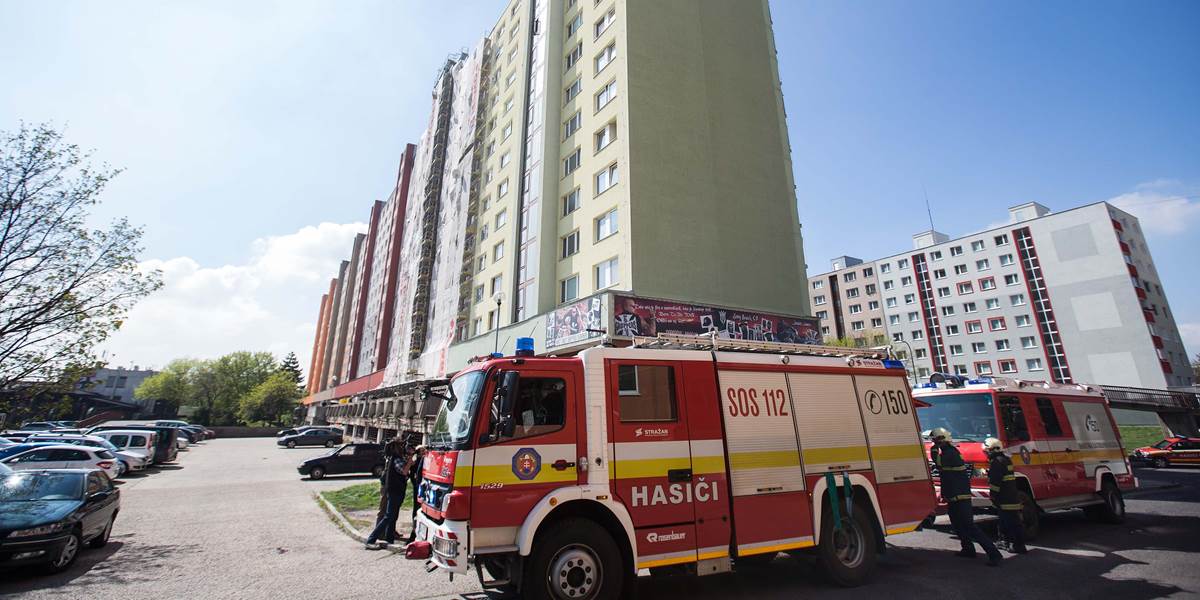 FOTO Požiar v Petržalke: Muž vyskočil z 12. poschodia, dopadol na robotníka!