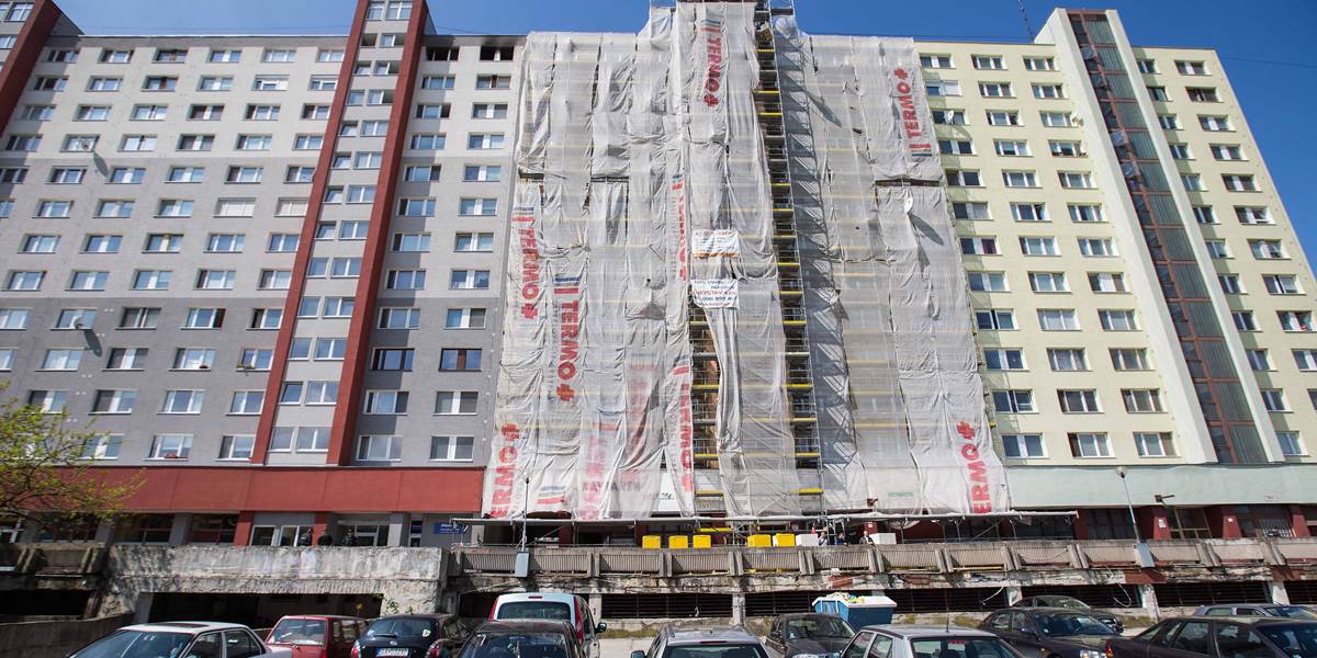 Muž vypadol z 12. poschodia horiaceho bytu v Petržalke, je v kritickom stave!