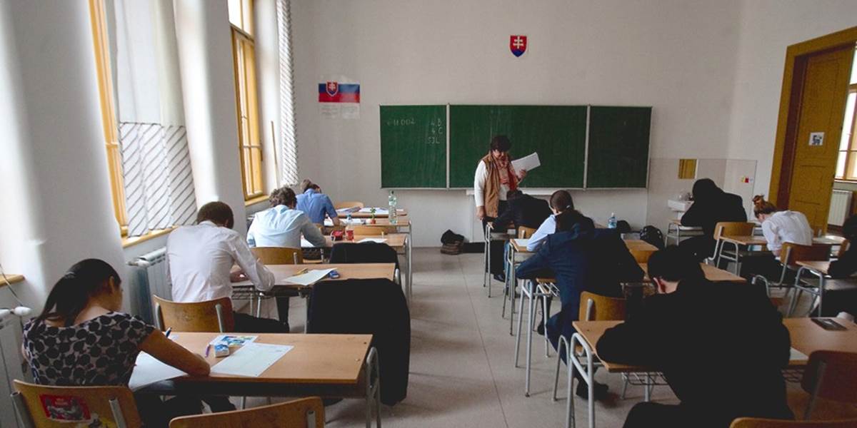 Ministerstvo školstva chce diskutovať o tom, či má byť učiteľ verejným činiteľom