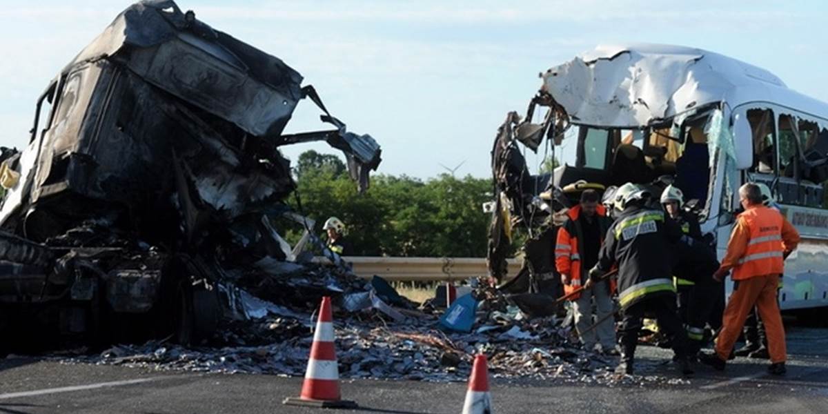 Pri zrážke autobusu s nákladiakom zahynulo najmenej 33 ľudí