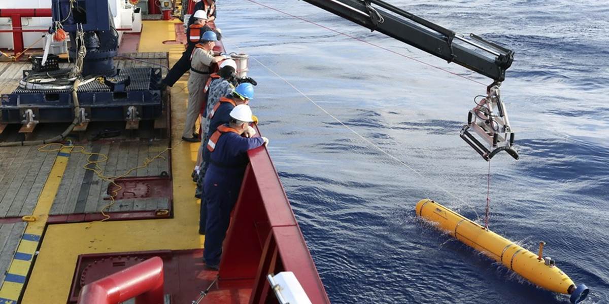 Ponorka, ktorá mala pátrať po zmiznutom lietadle, sa musela predčasne vynoriť