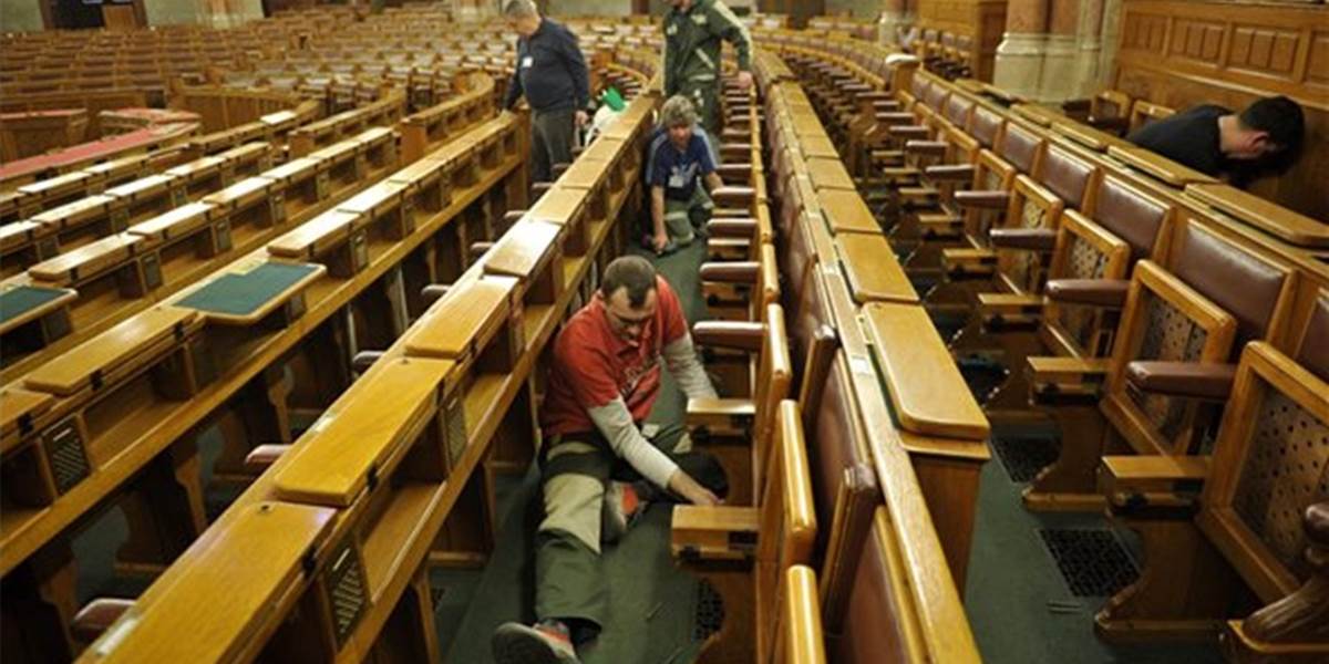 Novinárom predstavili obnovenú sálu maďarského parlamentu pre 199 poslancov