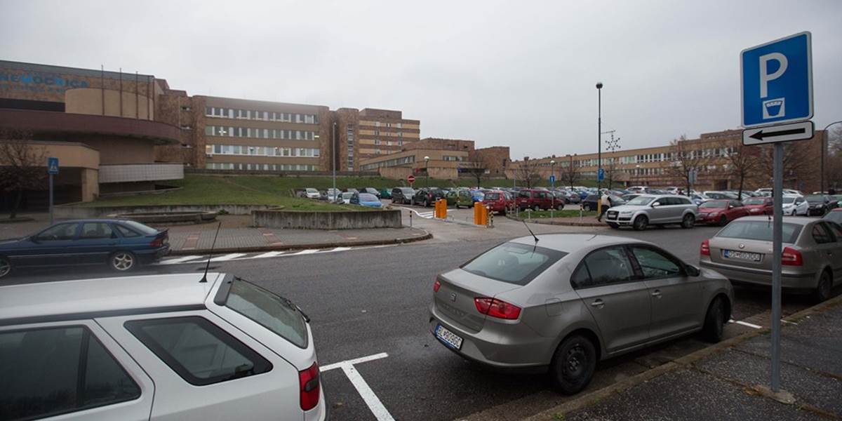 Súd dočasne zakázal vyberať parkovné pred nemocnicou v Petržalke