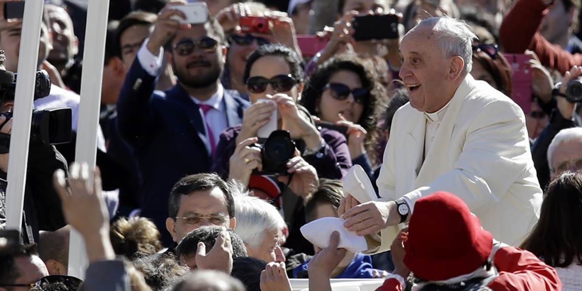 VIDEO Pápež František previezol v aute po Námestí sv. Petra dve nadšené deti