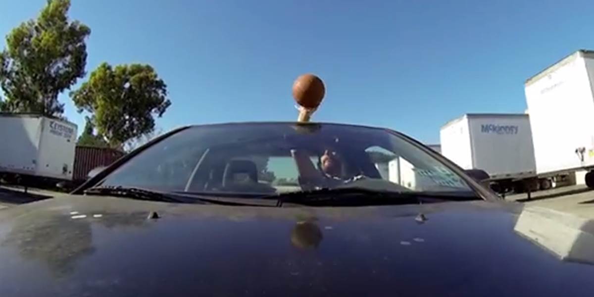 VIDEO Basketbalový exot Kalb zdolal aj LeBrona: 'Žongloval'pri šoférovaní a dal kôš