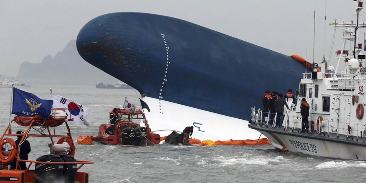 Pátranie po stovkách nezvestných potopeného trajektu sťažuje zlé počasie: Zatiaľ hlásia deväť obetí!
