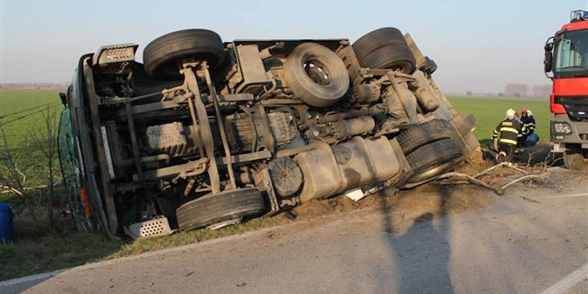 Po nehode sa z kamióna vysypalo takmer 30 ton múky