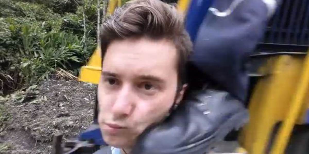 Perfektné VIDEO: Chce sa odfotiť pred vlakom, dostane kopanec od rušňovodiča!