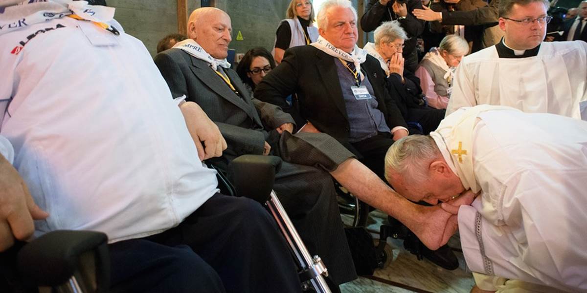 Pápež na Zelený štvrtok umyl nohy 12 postihnutým a starým ľuďom