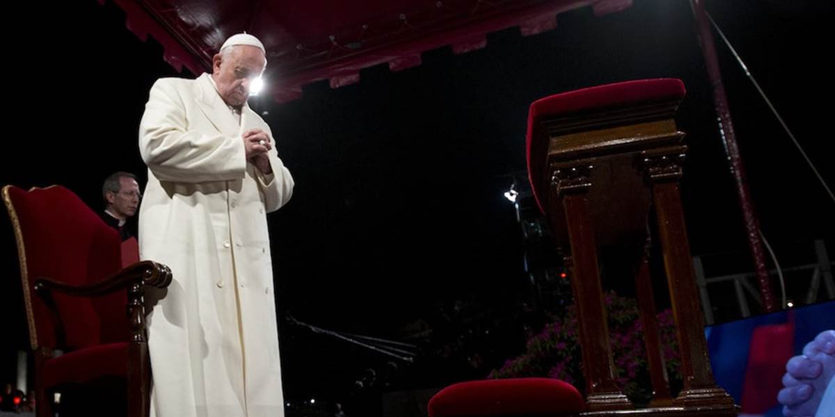 Pápež sa pomodlil za všetkých trpiacich na obrade krížovej cesty