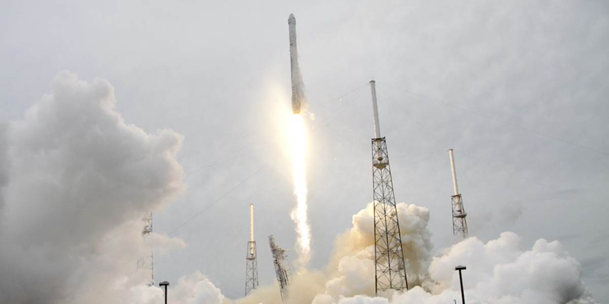 Raketa súkromnej spoločnosti SpaceX odštartovala so zásobami pre ISS