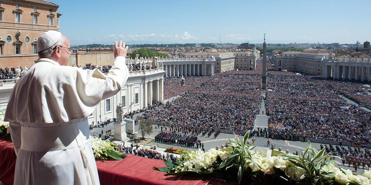 Pápežova veľkonočná omša prilákala desaťtisíce pútnikov