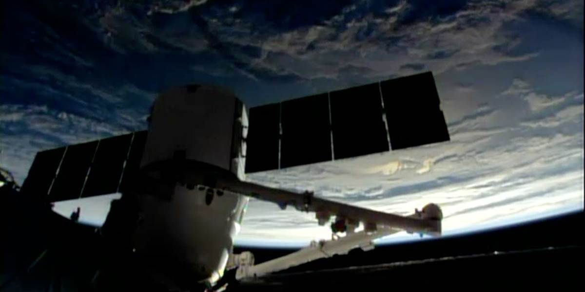 Kozmická loď Dragon úspešne pristála pri Medzinárodnej vesmírnej stanici
